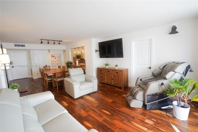 Photo - 18031 Biscayne Blvd