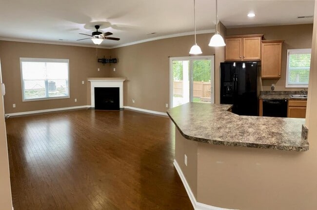 Photo - 301 River Oak St