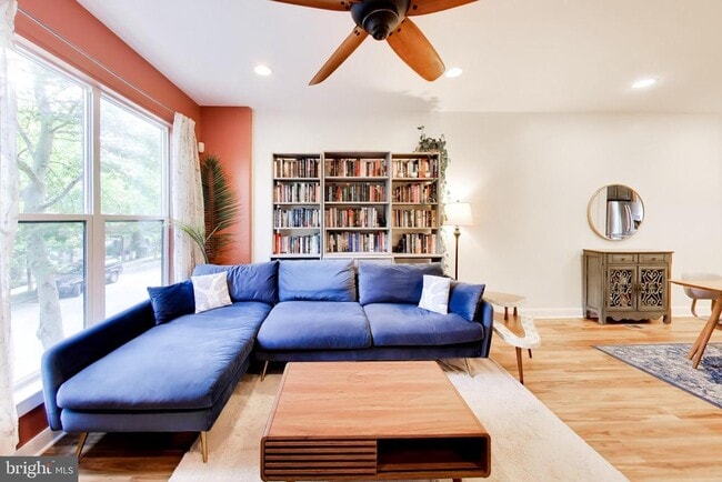 Photo - 4550 Longfellow St