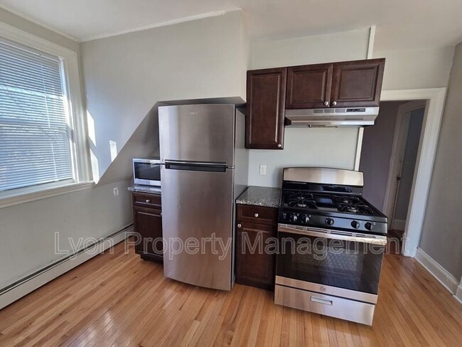 Building Photo - 15 Woodbine St Unit 3