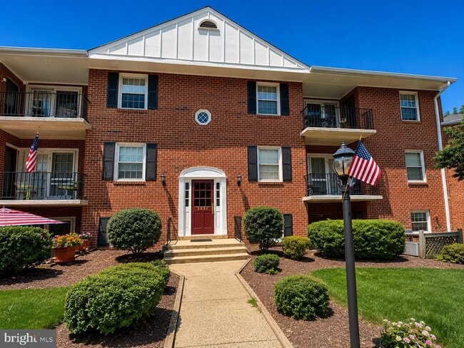 Building Photo - 3830 Lyndhurst Dr Unit 303