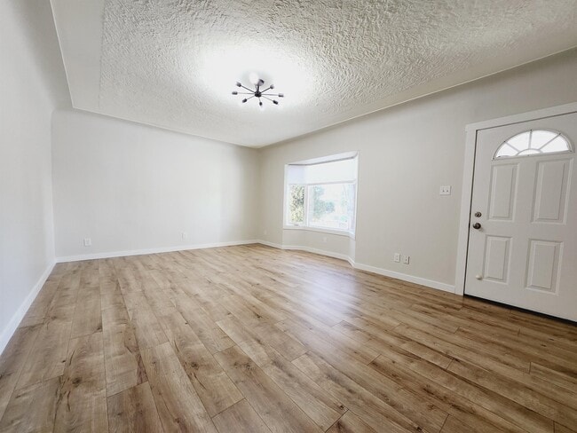 Photo - 12925-12117 117 St NW