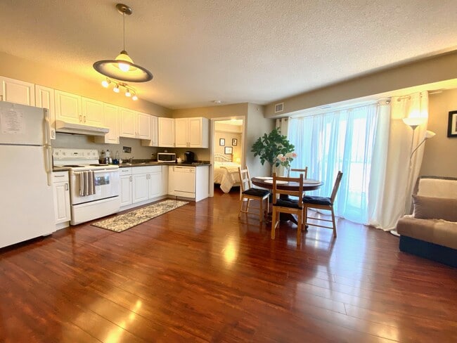 Photo - 8117 114 Av NW