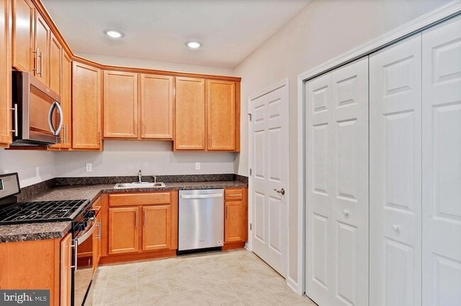 Photo - 944 Halifax Pl