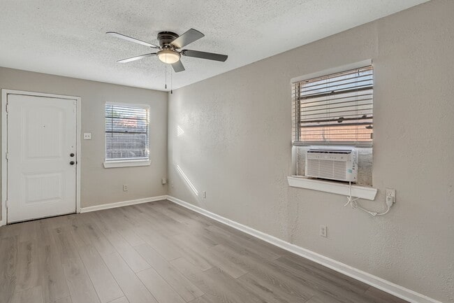 Photo - 4720 Carmen St