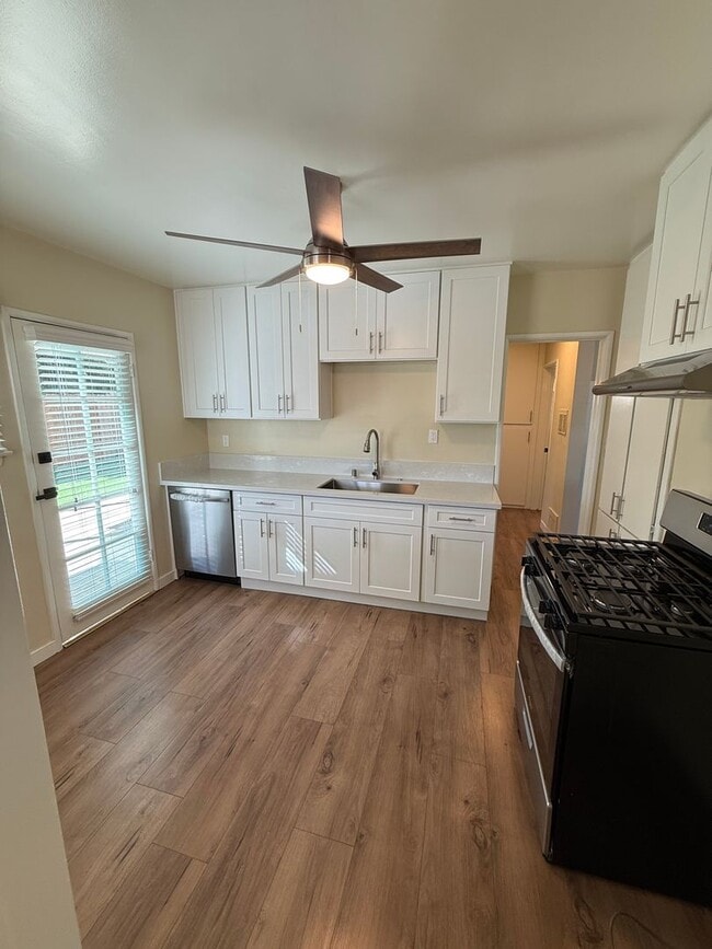 Photo - Completely Remodeled 2 Bedroom, 1 Bathroom... Unidad s10157-10161