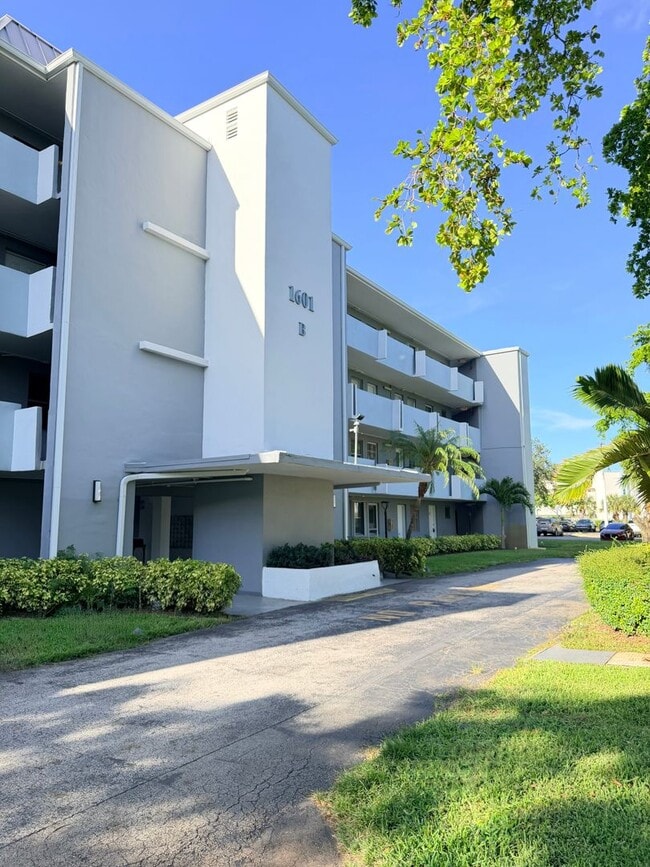 Building Photo - Location Location! Section 8 Welcome! Annual Rental Available Unit 1601 NE 191st St