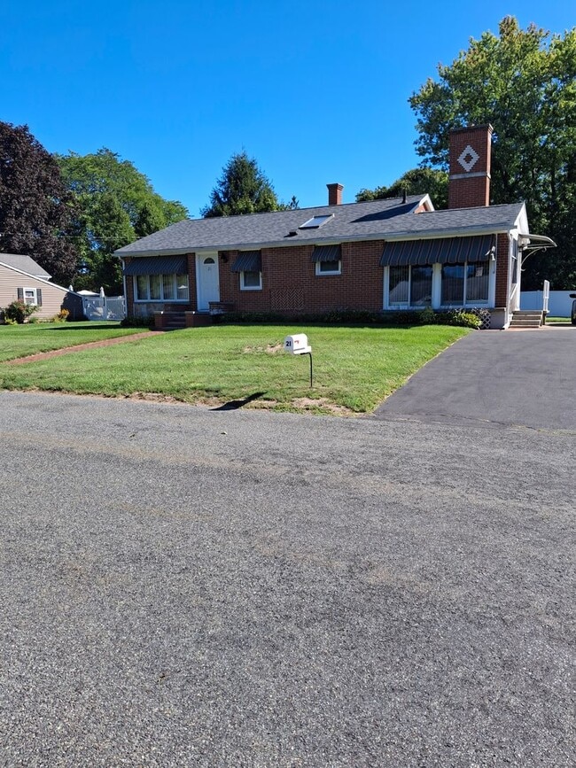 Building Photo - Charming 3-Bedroom Home with Backyard & Of...