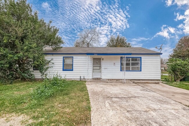 Building Photo - Affordable 3BD/2BA single-family house!