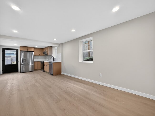 Photo - 925 N 75th St