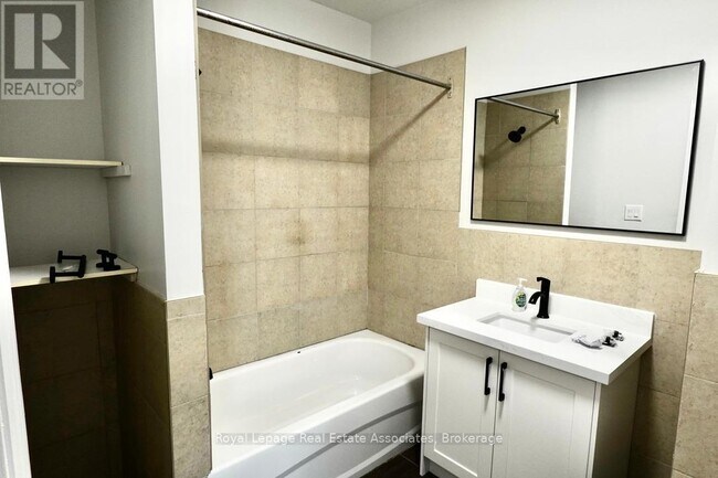 Photo - 246 Marlborough St Unité 2