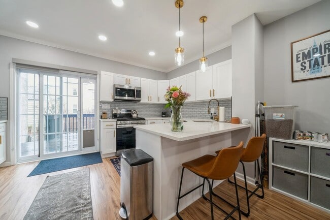 Building Photo - 318 2nd St Unit 2