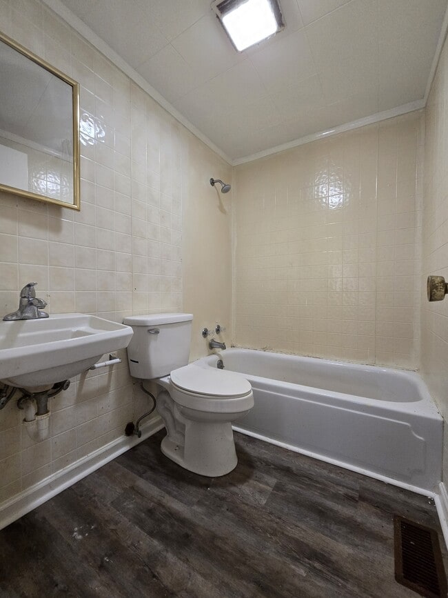 Photo - 305 Blyth Rd