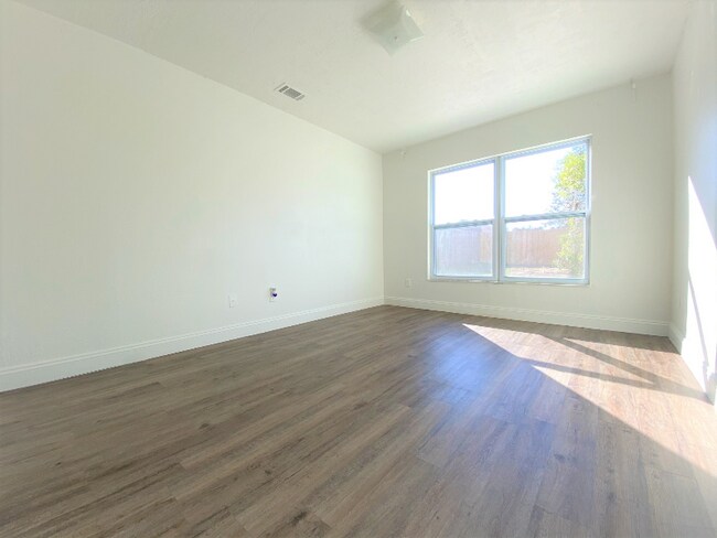 Photo - 925 Belvoir Dr