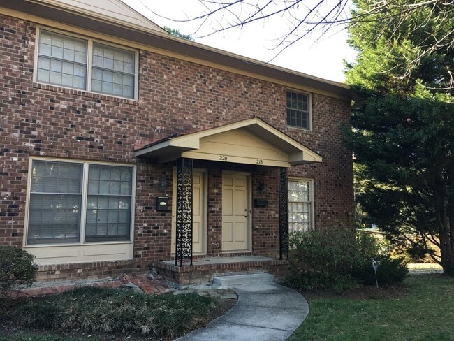 Building Photo - Clean, bright townhouse near UNC and hospitals