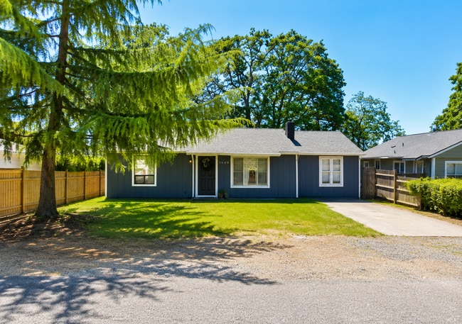 Building Photo - Renovated 3-Bedroom Home with Fenced Yard, Fireplace & In-Unit Laundry