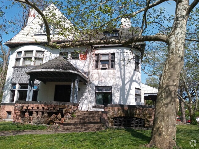 Historic Farmington Grove rental. 8 bedrooms on second floor, 3 full bathrooms and 3 half bathrooms - 444 S 6th St Rental
