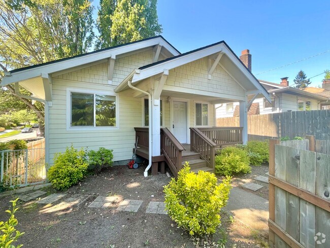 Building Photo - 5503 5th Ave NE Unit Upper Rental