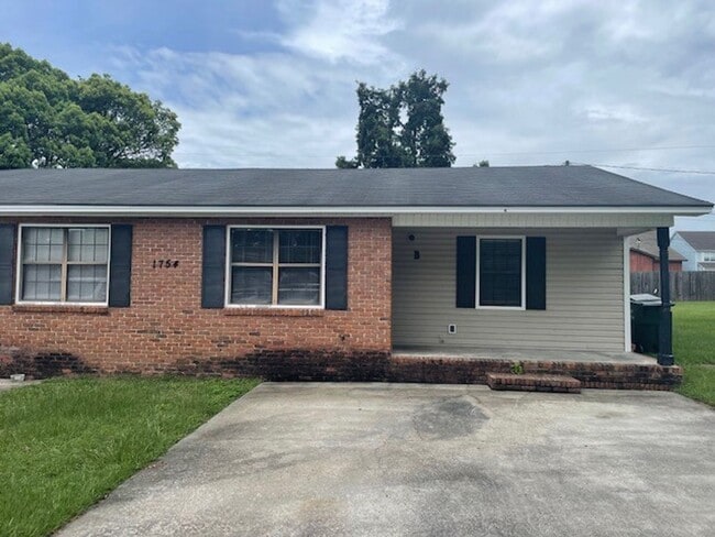 Building Photo - 2BD/1B Duplex in Remerton