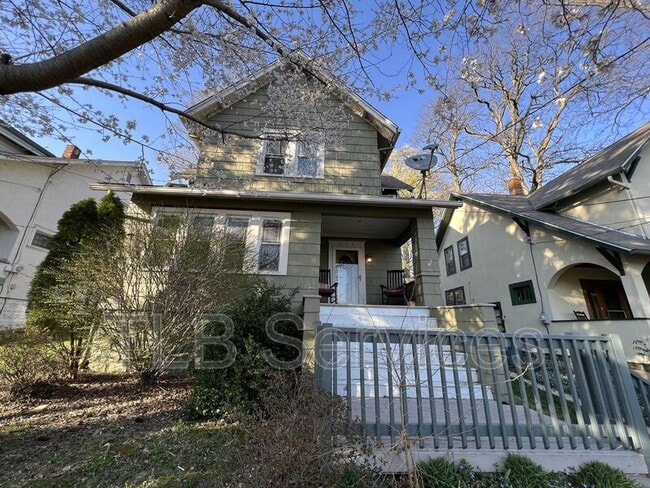 Building Photo - 519 School St