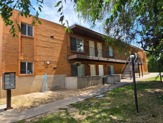 Building Photo - 305 W 1800 S