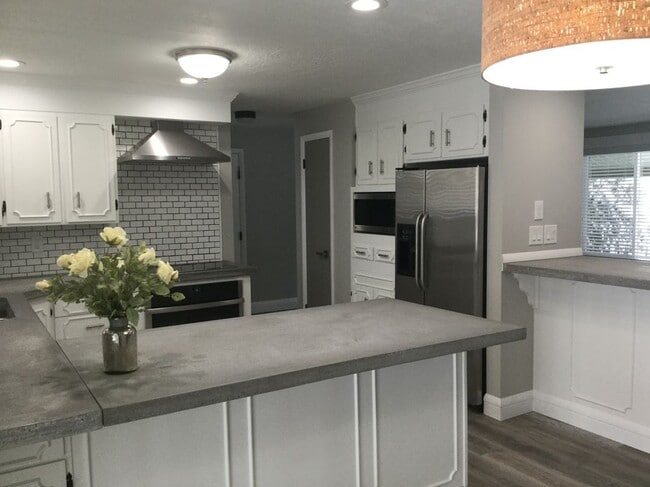 Photo - 2194-4300 4300 S St