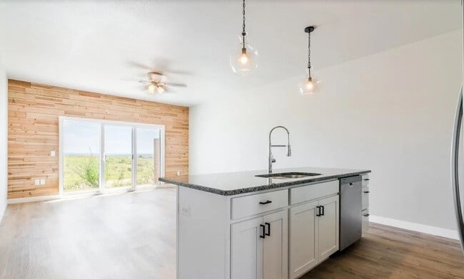 Building Photo - Modern Townhome in Beautiful Colbert Hills Golf Course Area