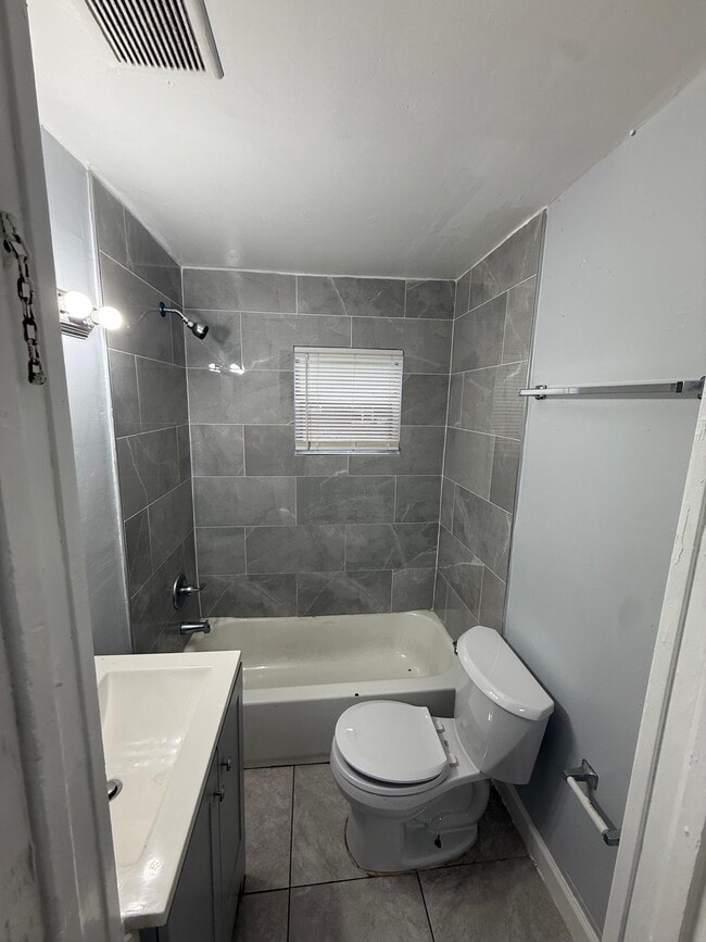 Photo - 1163 E 18th St