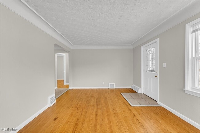 Photo - 498 E 250th St