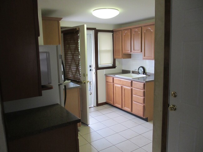 Kitchen w/enterance door - 25 Cherry St Apartamentos Unidad 25
