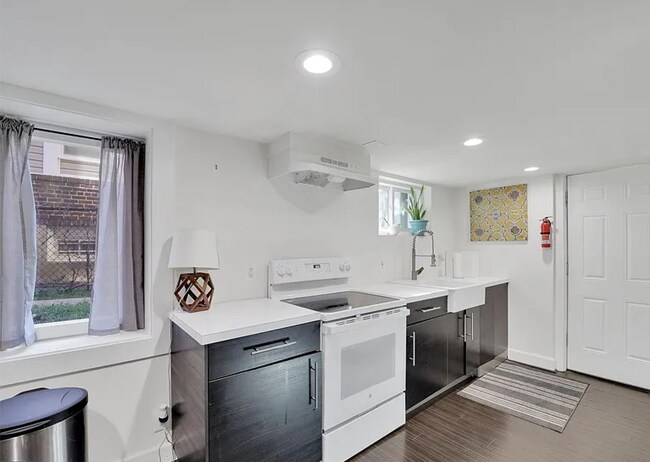 Photo - 903 Kearny St NE Unidad English Basement