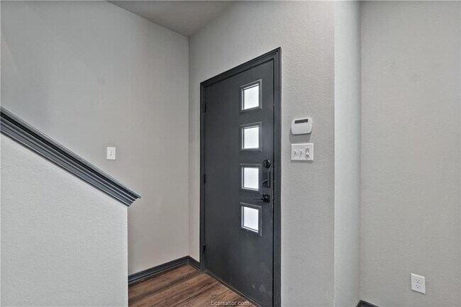 Photo - 1451 Associates Ave