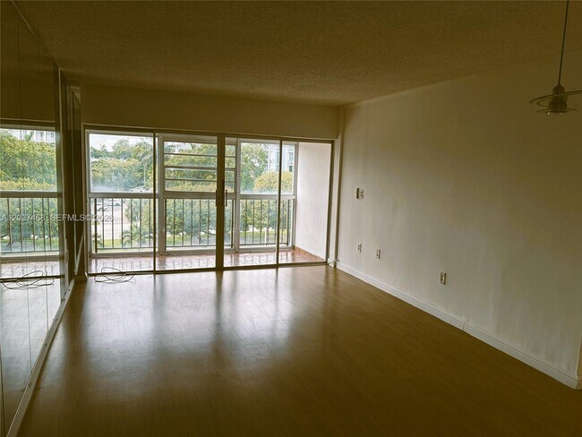 Photo - 8775 Park Blvd Unidad 406