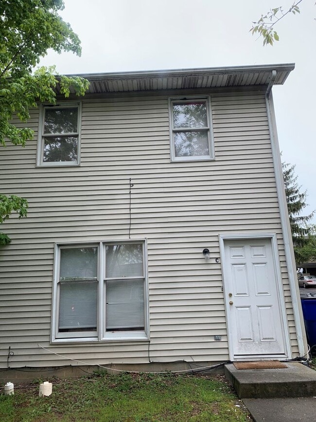 Building Photo - 4 Bedroom 3 Bath Townhouse