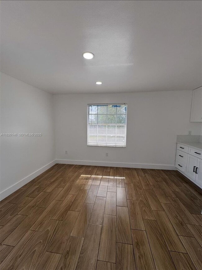 Building Photo - 617 NW 3rd Ave Unit C