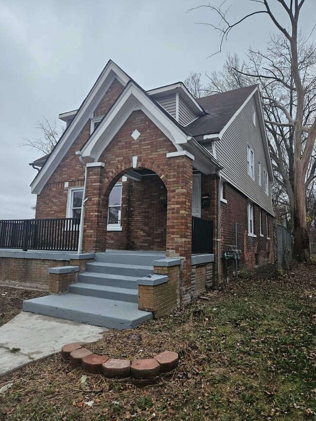 5211 Lakeview St