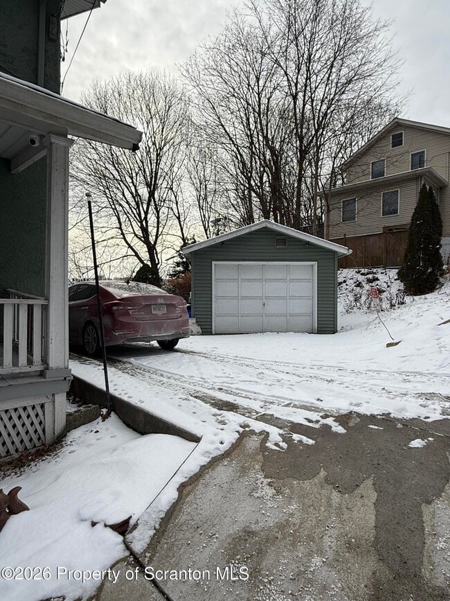 Photo - 2140-2140 Pond Ave