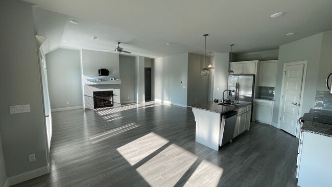 Photo - Stylish 4-Bed With Fireplace & Covered Porch