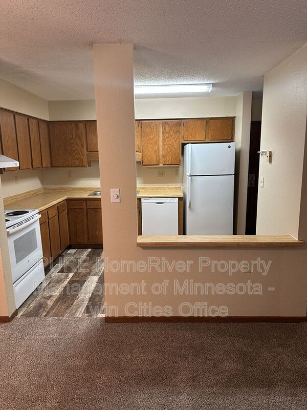 Building Photo - 221 Grand Ave W Unit 204