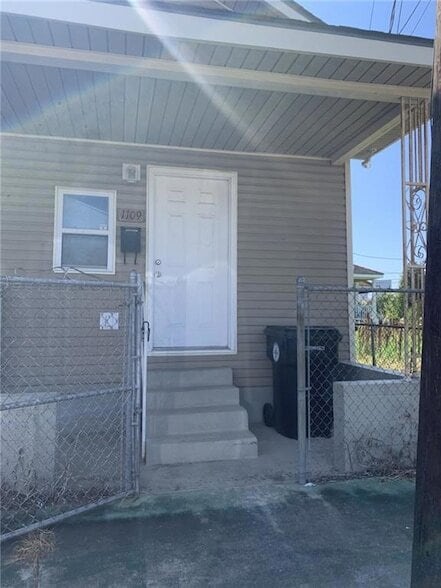 Building Photo - 1109 Teche St Rental