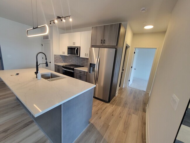 Photo - 302 W Liberty Dr