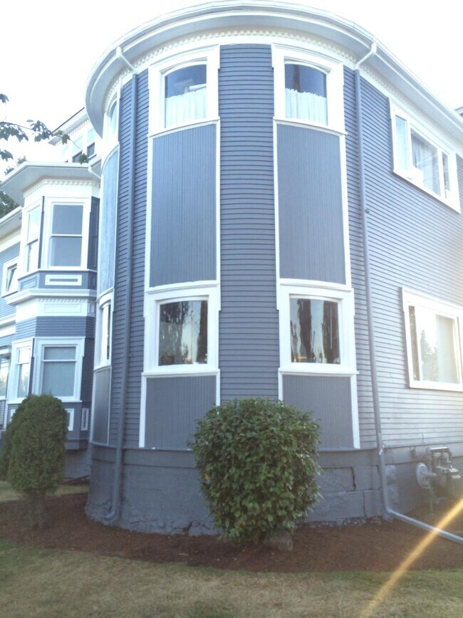 Curved glass in the corner of the unit - 3104 N 8th St Unidad A