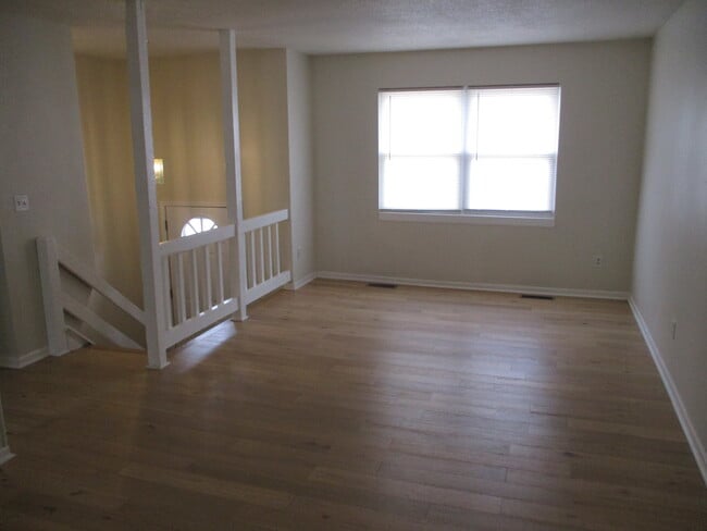 Photo - 1039 E Huntington Pl