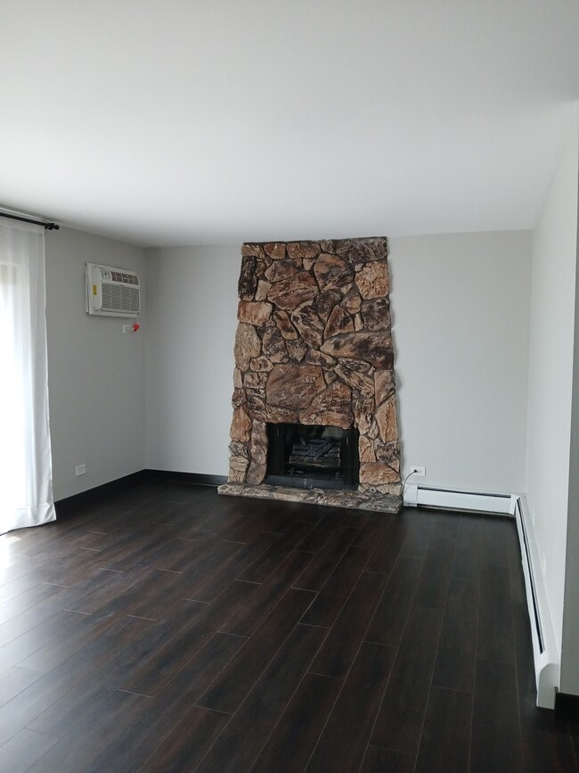 Sala de estar con chimenea decorativa - 15820 Orlan Brook Dr Unidad 2A