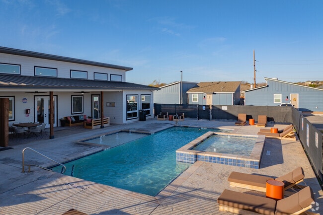 Building Photo - Creek 27