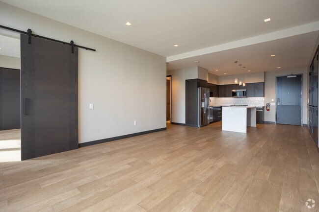 2 BR, 2 BA - 1000SF