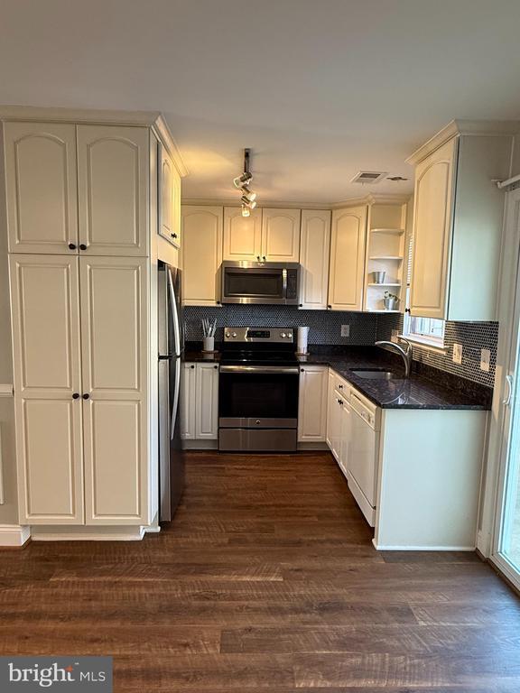 Photo - 8702 Village Green Ct