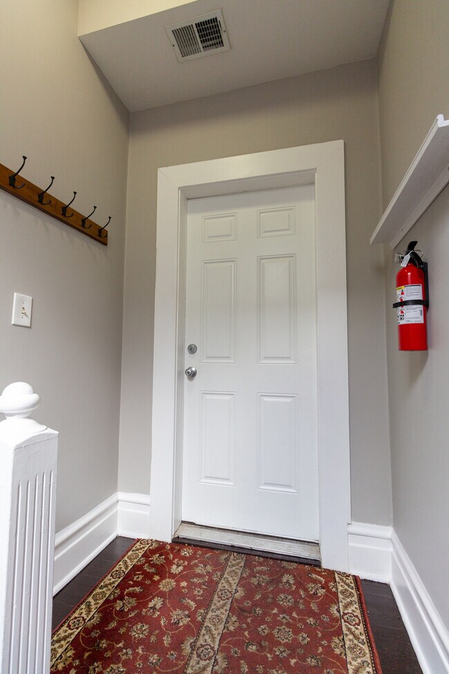 Photo - 3250 N Leavitt St Unidad 2