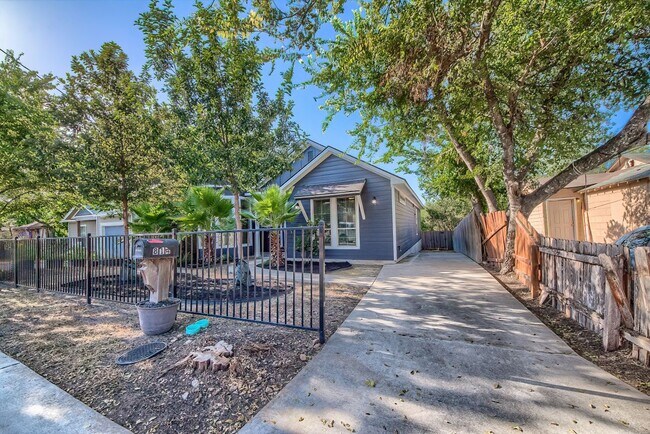 814 Poinsettia St