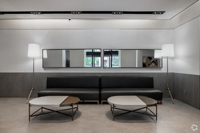 Vestíbulo sur - The Shipyard